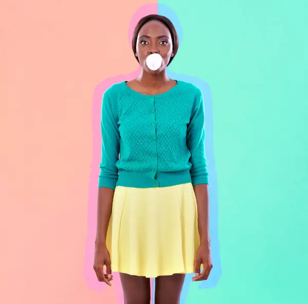 Black Woman Studio Fashion Gum Bubble Blowing Stylish Color Block — Stock Photo, Image
