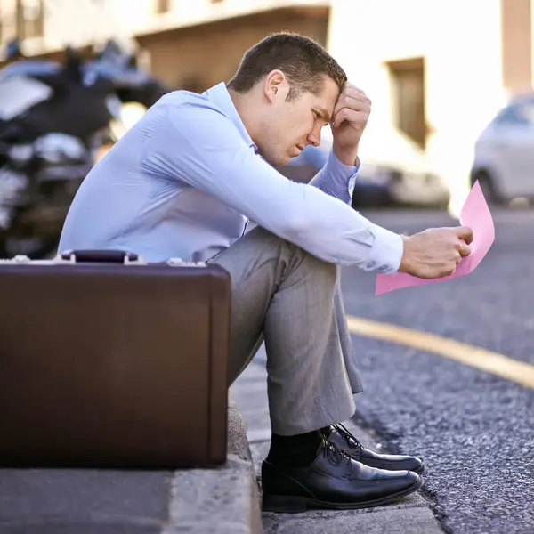 Empresário Preocupação Perda Emprego Rua Com Carta Estresse Pensar Crise — Fotografia de Stock
