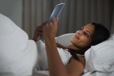 Yatak, uyku ve sosyal medyada tabletli, online ve uygulama için internete bağlanan bir kadın. Yatak odası, gülümseme ve teknolojiyle flört sitesindeki dijital ve kadın kişilerle iletişim.