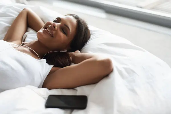 Bed Music Smile Girl Phone Apartment Listening Audio Relax Happiness — Stock Photo, Image
