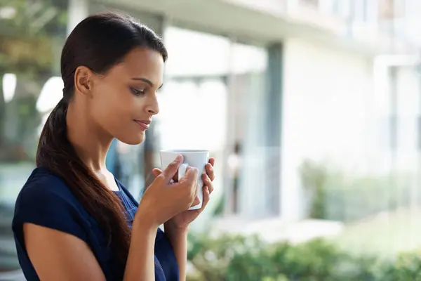 Kvinne Tenker Drikker Kaffe Hjemme Slappe Slappe Eller Slappe Til – stockfoto