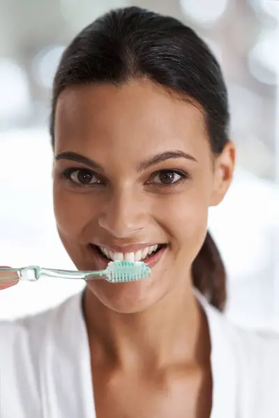 Vrouw Poetsen Tanden Tandenborstel Voor Tandheelkundige Portret Met Glimlach Badkamer — Stockfoto