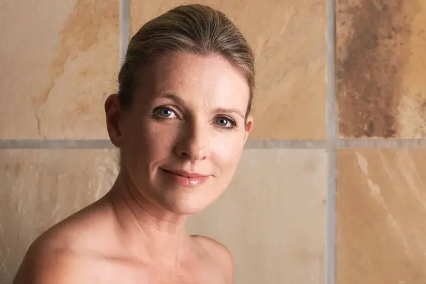 Portret Schoonheid Volwassen Vrouw Badkamer Van Thuis Voor Huidverzorging Reiniging — Stockfoto