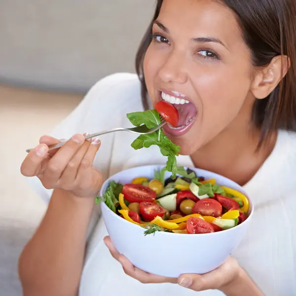 Salud Alimentación Retrato Mujer Con Ensalada Para Almuerzo Orgánico Bienestar —  Fotos de Stock