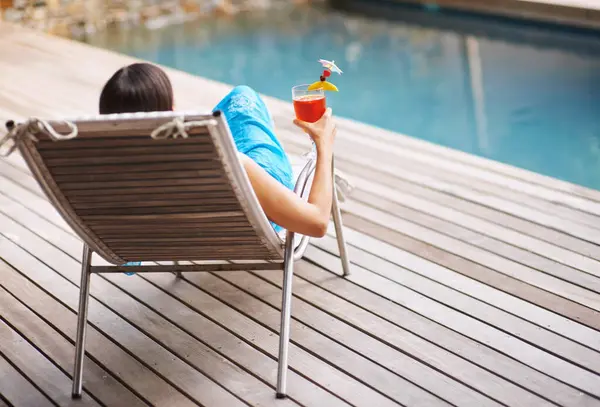 Kadın Yaz Tatilinde Şezlong Kokteyl Keyfi Için Rahatla Otel Havuzunda — Stok fotoğraf