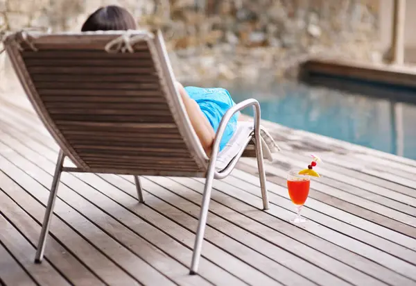 Yaz Tatilinde Hafta Sonları Havuz Başında Iskemle Kadın Kokteyl Tazelenmek — Stok fotoğraf