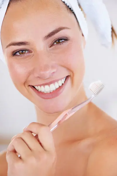 牙科和妇女的肖像 为健康 健康和早晨的口腔卫生而刷牙 微笑及口腔清洁 卫生或牙科治疗的年轻女性 — 图库照片