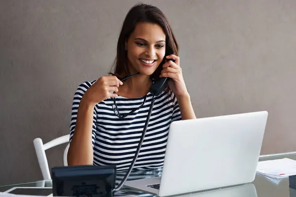 Telefon Lykkelig Forretningskvinne Med Laptop Samtale Snakke Eller Lytte Til – stockfoto