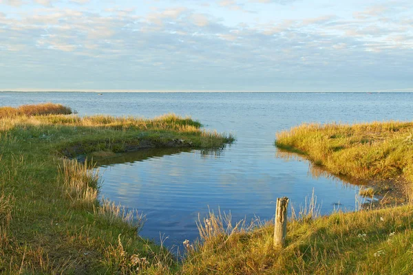 Sjön Åkrar Och Landskap Med Himmel Horisonten Gräs Och Miljö — Stockfoto
