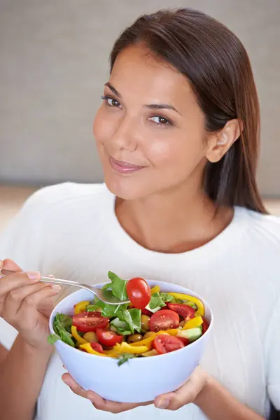 Saúde Sorriso Retrato Mulher Com Salada Para Almoço Orgânico Bem — Fotografia de Stock