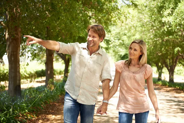 Couple Outdoor Happy Nature Park Holiday Date Mature People Romance — Stock Photo, Image