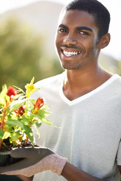 Retrato Sonrisa Plantación Flores Con Hombre Negro Jardín Del Hogar — Foto de Stock
