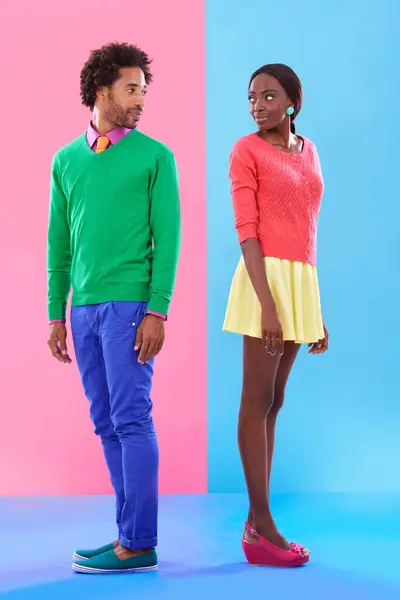 ファッション 若い黒人のカップルは 自信のためのカラフルでトレンディでスタイリッシュな服をスタジオで バックグラウンドによるエッジ クラシック レトロなスタイルのボンディング フルボディ アフリカ人男性と女性 — ストック写真