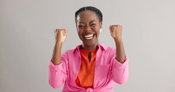 Лицо Черная Женщина Кулаком Победителя Студии Взволнованы Результатами Конкурса Сером — стоковое видео