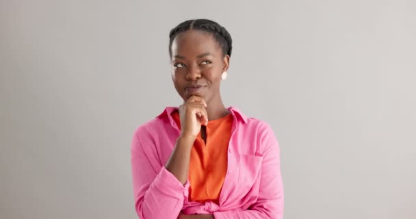 微笑和黑人女性在工作室的想法 解决方案或洞察力在灰色背景下的表达 为什么 面对和女性模式与头脑风暴情绪选择 观点或解决方案的决定 — 图库视频影像