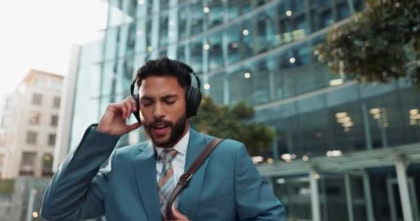 Adamı Şehirde Müzik Eşliğinde Sabahları Terfi Başarı Motivasyon Için Heyecanlanıp — Stok video