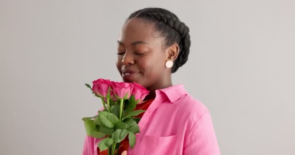 Mujer Flores Felices Rosadas Estudio Para Regalo Amabilidad Gratitud Con — Vídeo de stock