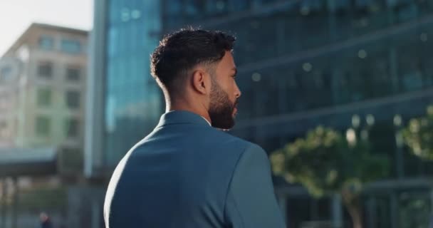 Smil Stolthed Ung Forretningsmand Byen Kigger Bygninger Til Corporate Office – Stock-video