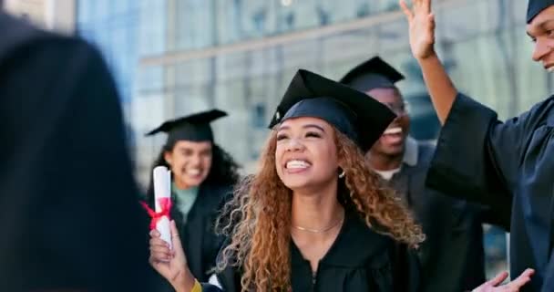 为获得证书 教育或成功而在大学 庆典或兴奋的学生 研究多样性 文凭或学术奖项 里程碑或成就的毕业生 学校或大学朋友 — 图库视频影像