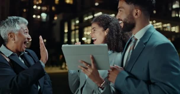 Pessoas Negócios Alta Cidade Cinco Noite Com Tablet Para Trabalho — Vídeo de Stock