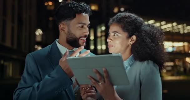 Gente Negocios Reuniones Tabletas Por Noche Con Horario Digital Trabajo — Vídeos de Stock