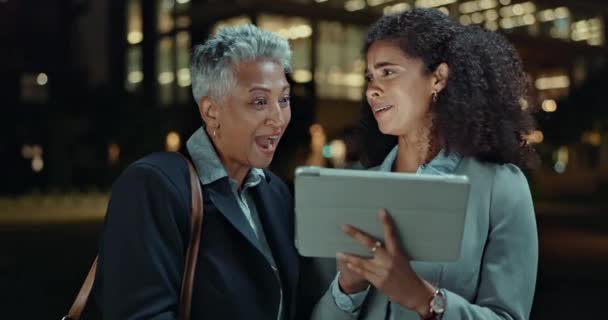 Nacht Geschäftsleute Und Frauen Mit Einem Tablet Lustig Und Internet — Stockvideo