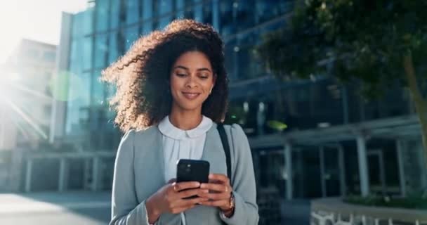 비즈니스 전화로 걷거나 재미있는 메시지 미디어 알림을 기업가 사람과 도시의 — 비디오