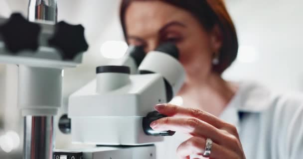Vrouw Wetenschapper Forensisch Onderzoek Met Microscoop Voor Wetenschap Microbiologie Ontdekking — Stockvideo