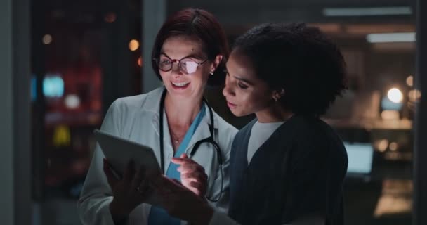 Ärzte Frauen Und Planung Der Nacht Mit Tablet Klicken Oder — Stockvideo
