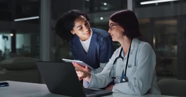 Γιατροί Γυναίκες Και Αναφέρουν Νύχτα Φορητό Υπολογιστή Tablet Ενθουσιασμένοι Για — Αρχείο Βίντεο