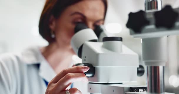 Mujer Científico Descubrimiento Forense Con Microscopio Para Ciencia Microbiología Investigación — Vídeos de Stock