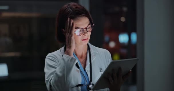 Lékař Žena Tablet Bolestí Hlavy Pro Připojení Internetu Nemocnici Stresem — Stock video