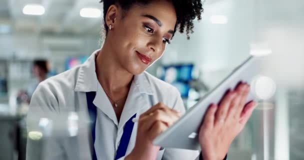 Ciência Laboratório Mulher Tablet Para Pesquisa Análise Médica Relatório Line — Vídeo de Stock