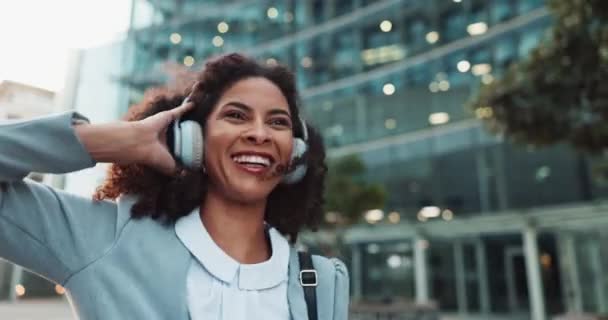 Pengusaha Perayaan Dan Headphone Dengan Tarian Untuk Musik Dengan Promosi — Stok Video
