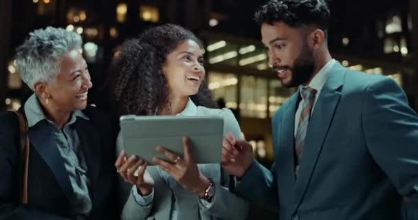 Forretningsfolk Nat Med Tablet Til Teamwork Samarbejde Eller Planlægning Udendørs – Stock-video