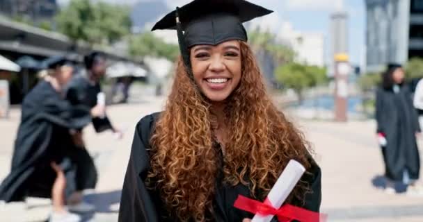 教育和毕业与黑人妇女在大学校园外 在学校举行的庆祝仪式上 快乐的年轻学生的肖像 证书和成功 — 图库视频影像