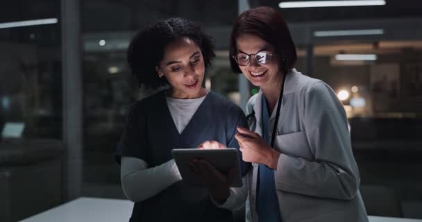 Médicos Mujeres Equipo Noche Con Tabletas Discusión Planificación Investigación Médica — Vídeos de Stock