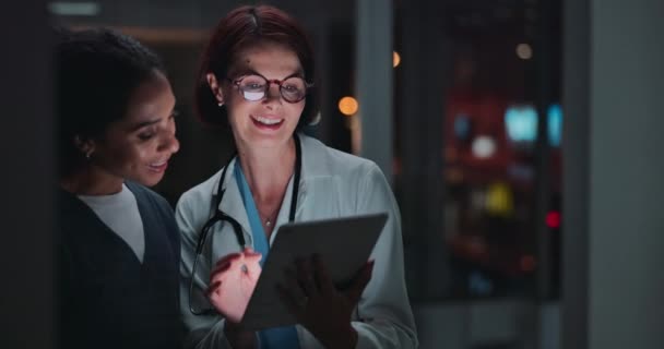 妇女一起在夜间与平板电脑 讨论和计划在医院进行医学研究 医生和有经验 有成果 对进步 分析和健康感到高兴的人 — 图库视频影像