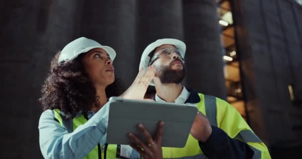 Engenheiro Pessoas Conversando Por Tablet Para Trabalho Equipe Aplicativo Engenharia — Vídeo de Stock