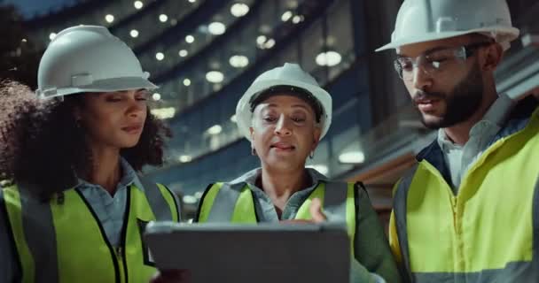 Construção Equipe Comunicação Por Tablet Para Planejamento Noite Engenharia Civil — Vídeo de Stock