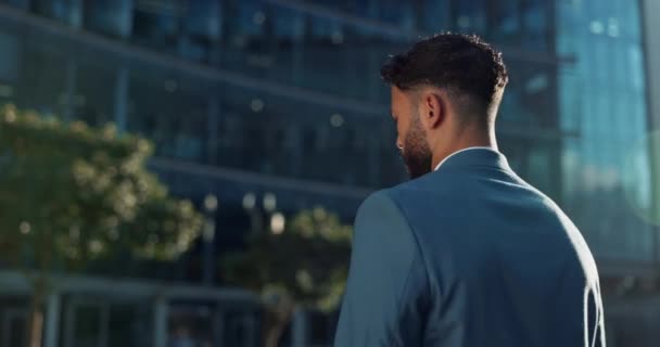 Forretning Mand Tilfreds Med Tænke Byen Morgen Pendler Corporate Inspiration – Stock-video