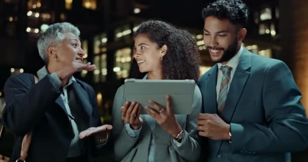 Business People Meeting Tablet Senior Coaching Night Digital Schedule Urban — Stock Video