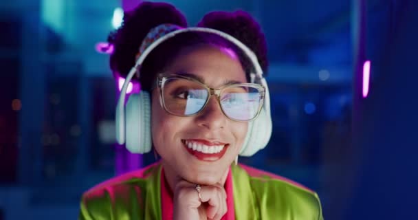 Neon Gülümseme Kulaklıklı Bir Kadın Sesli Internetli Müzik Dinliyor Kişi — Stok video