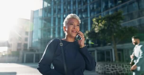 Moden Kvinde Glad Telefonopkald Udendørs Med Latter Smil Samtale Til – Stock-video