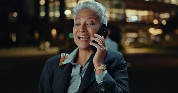 夜晚和商业女性通过电话交流 网络和聊天 高级行政总裁 老板或专业律师在她的手机上谈论法律新闻 信息和户外大笑 — 图库视频影像