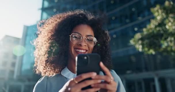 Zakelijk Vrouw Lachen Met Telefoon Stad Voor Grappige Sms Jes — Stockvideo