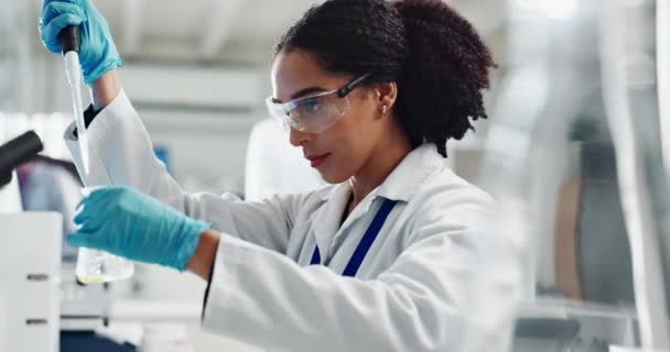 医学分析 医学のためのビーカーの液体を有する科学 実験室および女性 ワクチンの開発 化学および結果のための試験管を有する医療 医薬品および科学者 — ストック動画