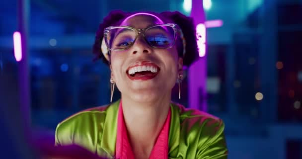 Kobieta Nocy Szczęśliwa Biurze Neonem Tabletką Okularami Czytania Informatyki Lub — Wideo stockowe