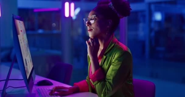 Neon Affärer Och Tänkande Med Kvinna Dator Och Internet Med — Stockvideo