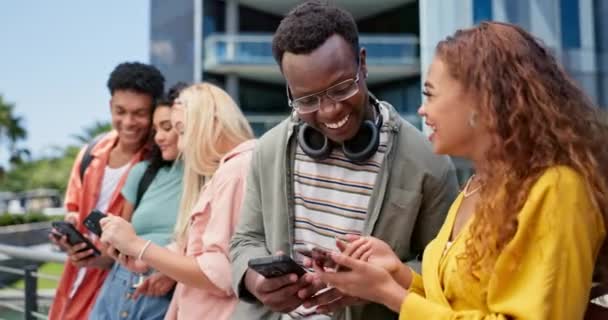 Kelompok Mahasiswa Dan Telepon Untuk Sms Perguruan Tinggi Aplikasi Seluler — Stok Video